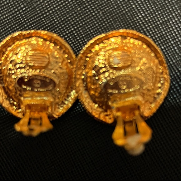Authentic, Iconic and classic vintage 1980s era Chanel Clip on earrings - Picture 7 of 10